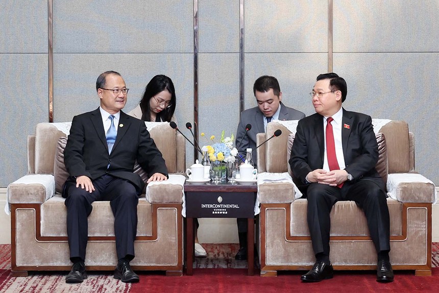 Chủ tịch Quốc hội Vương Đình Huệ tiếp Tiến sĩ Jonathan Choi, Chủ tịch Tập đoàn Sunwah, Chủ tịch Phòng Thương mại Hồng Kông - Việt Nam. (Ảnh: Nhan Sáng/TTXVN)