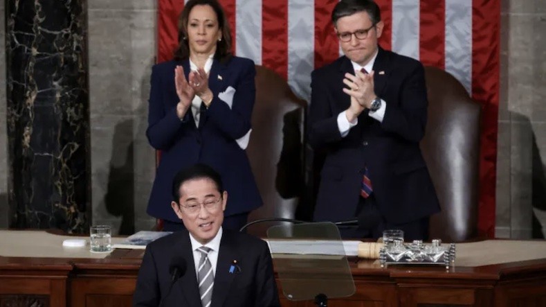 Phó tổng thống Mỹ Kamala Harris và Chủ tịch Hạ viện Mỹ Mike Johnson vỗ tay khi Thủ tướng Nhật Bản Fumio Kishida phát biểu tại cuộc họp chung của Quốc hội ở Washington, Mỹ vào ngày 11/4/2024. Ảnh: Reuters