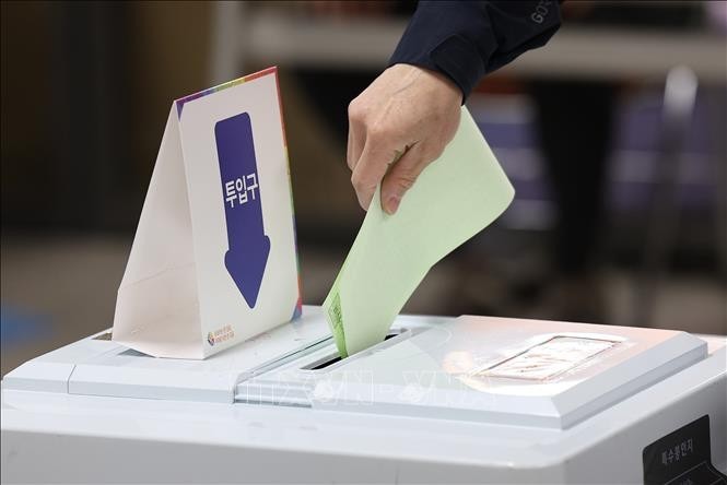 Cử tri Hàn Quốc bỏ phiếu bầu Quốc hội tại điểm bầu cử ở Seoul ngày 10/4/2024. (Ảnh: Yonhap/TTXVN)
