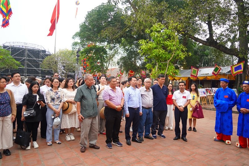 Đoàn khảo sát tham quan tại Đình Nội (thuộc làng Bình Đà, xã Bình Minh, huyện Thanh Oai).
