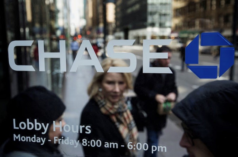 Khách hàng rời chi nhánh ngân hàng JPMorgan Chase ở New York, Mỹ. Ảnh: Reuters