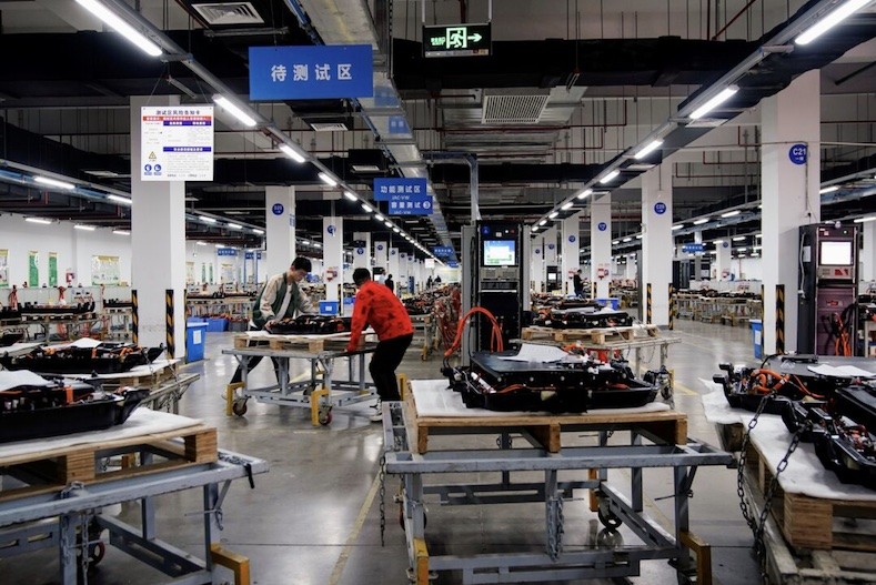 Công nhân làm việc bên dây chuyền sản xuất pin xe điện Octillion tại tỉnh An Huy, Trung Quốc. Ảnh: Reuters