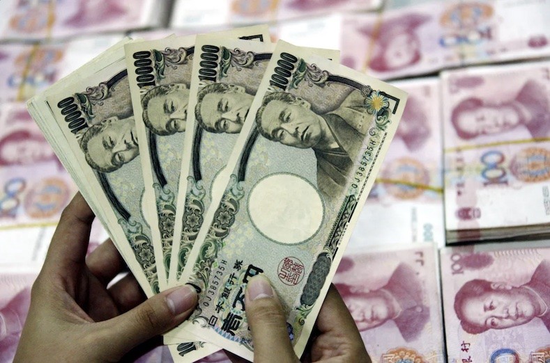 Đồng yên Nhật Bản thiết lập đáy mới trong 34 năm ở mức 154,45 JPY đổi 1 USD sau khi số liệu doanh số bán lẻ của Mỹ vẫn tăng trưởng cao hơn dự báo. Ảnh: Reuters