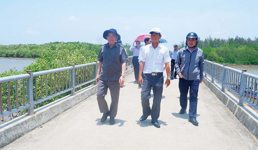 Chủ tịch UBND tỉnh Bến Tre Trần Ngọc Tam (bìa trái) khảo sát vùng ven biển huyện Thạnh Phú để mời gọi đầu tư phát triển du lịch ven biển