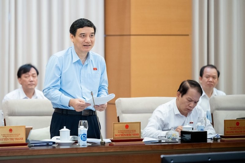Chủ nhiệm Ủy ban Văn hóa, Giáo dục của Quốc hội Nguyễn Đắc Vinh phát biểu tại phiên họp.