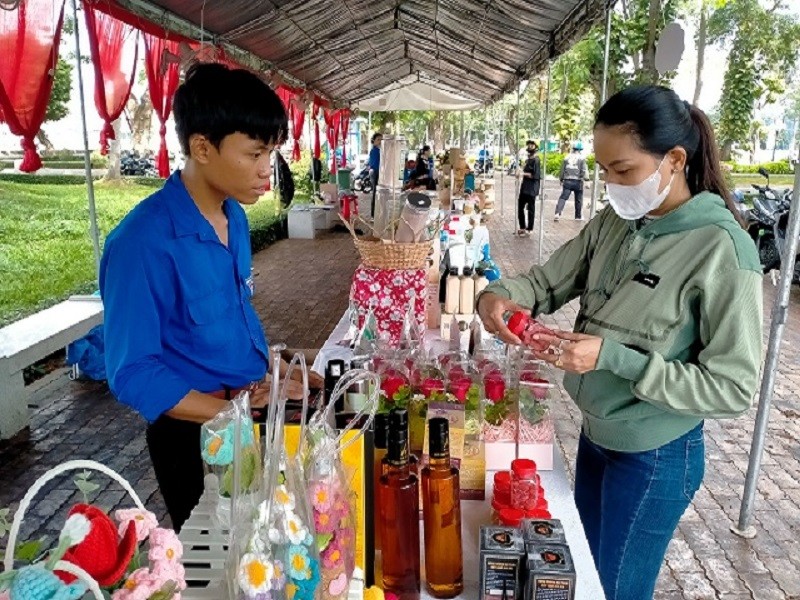 Quầy trưng bày các sản phẩm đặc sản, khởi nghiệp tại “Ngày hội tuổi trẻ sáng tạo - Kết nối khởi nghiệp” tổ chức ngày 25- 26. 3. 2024 tại TP. Cao Lãnh. Nguồn: dongthap.gov.vn