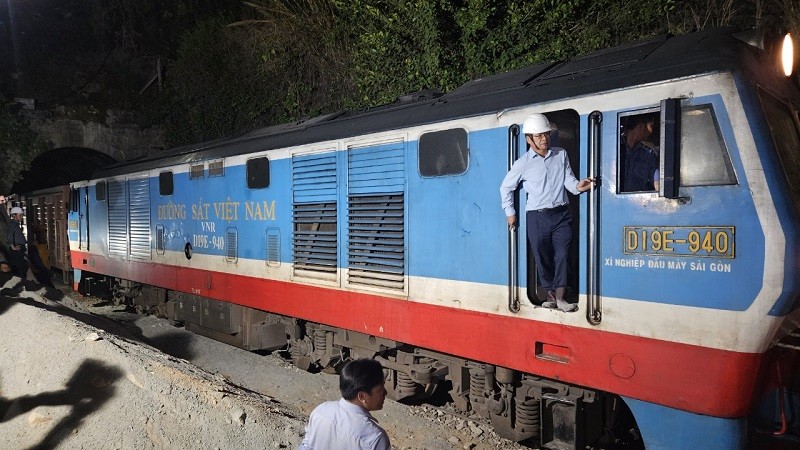 Ông Đặng Sỹ Mạnh, Chủ tịch HĐTV Tổng công ty Đường sắt Việt Nam hướng dẫn đoàn tàu đầu tiên vượt hầm Eo Gió sau hơn 10 ngày ách tắc do đất đá sạt trượt.