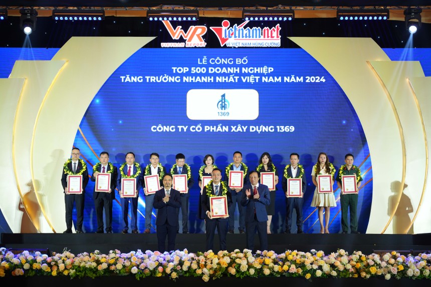 Đại diện C69 nhận trao giải Top 500 DN tăng trưởng nhanh nhất Việt Nam 2024