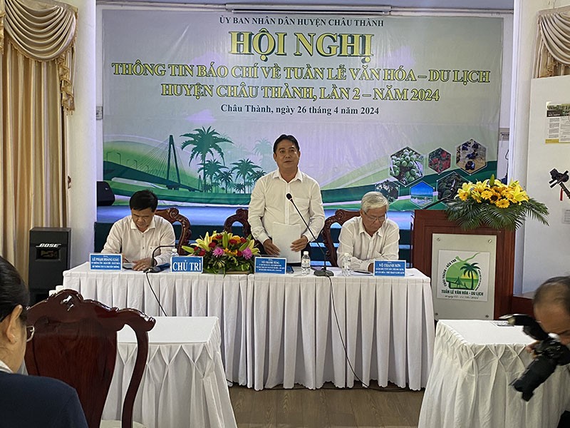 Ông Võ Thanh Tùng, Phó chủ tịch UBND huyện Châu Thành cung cấp thông tin tại buổi Họp báo