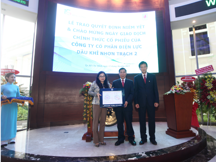 Bà Phan Thị Tường Tâm, Tổng Giám đốc Hose trao quyết định niêm yết cho NT2