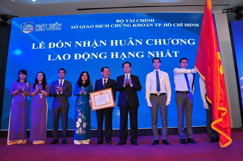 Thủ tướng Chính phủ Nguyễn Tấn Dũng trao huân chương Lao động hạng nhất cho Sở GDCK TP. HCM