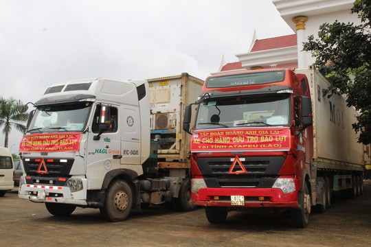 Hoàng Anh Gia Lai đã bàn giao cho chính quyền tỉnh Attapeu 2 xe container với nhiều hàng hoá thiết yếu để hỗ trợ khẩn cấp cho người dân bị vỡ đập thuỷ điện Xe Pian - Xe Namnoy