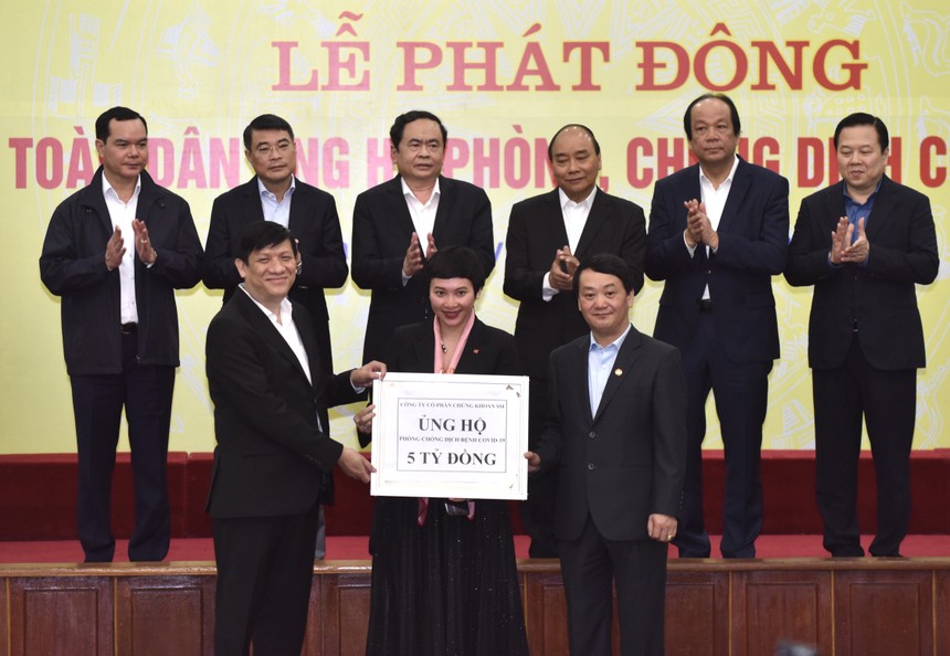 Bà Lương Lan My, Giám đốc truyền thông SSI (giữa) trao tặng 5 tỷ đồng tại Lễ Phát động toàn dân ủng hộ phòng, chống Covid-19 sáng 17/3