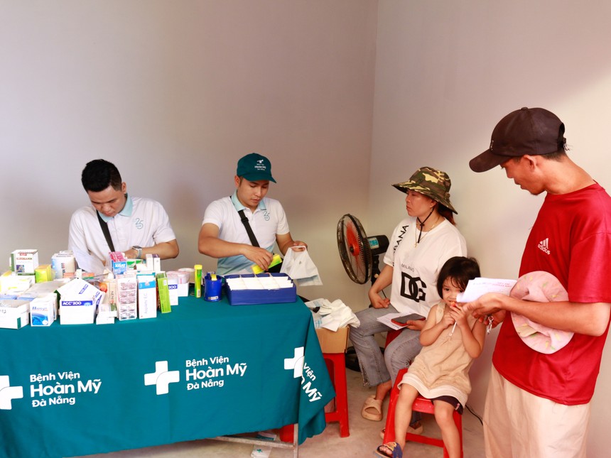 600 người dân thôn Vĩnh Hội, Bình Định được khám sức khoẻ và cấp phát thuốc miễn phí