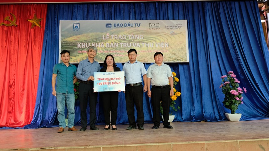 Ông Nguyễn Quốc Việt, Phó tổng biên tập Báo Đầu tư trao biển tặng nhà bán trú cho lãnh đạo trường Khao Mang