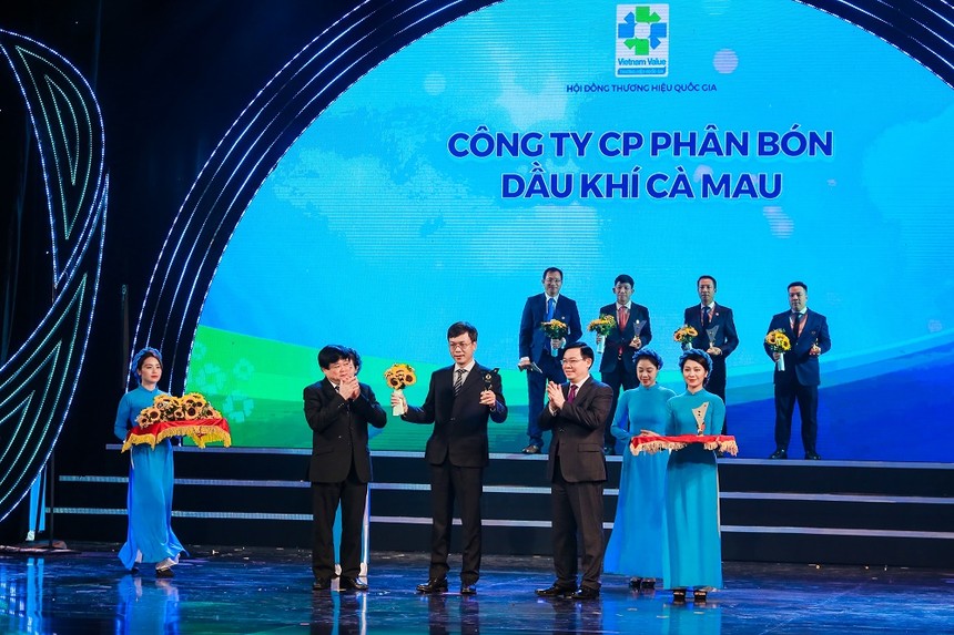 Ông Lê Đức Quang, Ủy viên HĐQT đại diện Công ty tham dự nhận giải