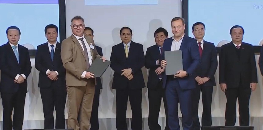 Ông Modolo Jerome đại diện FPT Software tại Pháp (bên trái) cùng đại diện Airbus trao thoả thuận hợp tác dưới sự chứng kiến của Thủ tướng Phạm Minh Chính.
