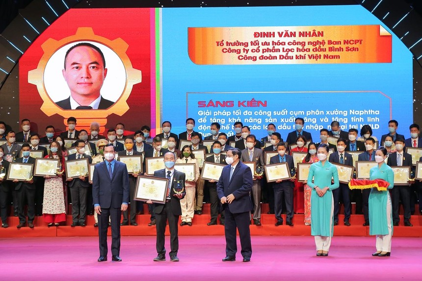 Thủ tướng Phạm Minh Chính và Chủ tịch Tổng Liên đoàn Lao động Việt Nam Nguyễn Đình Khang trao Bằng khen và biểu trưng tôn vinh cho kỹ sư Đinh Văn Nhân