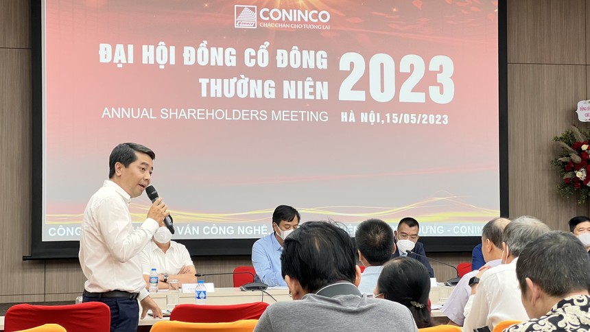 Chủ tịch Nguyễn Văn Công ngồi giữa bàn chủ tọa ĐHCĐ 2023 của Coninco