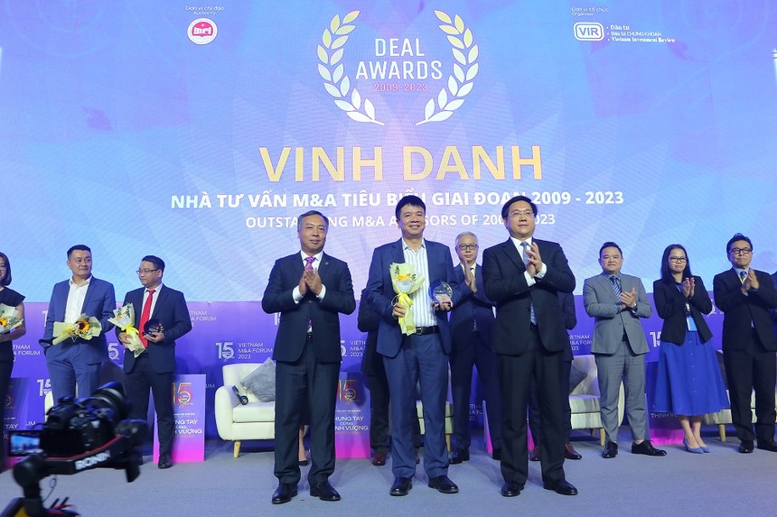 Ông Nhữ Đình Hòa, Tổng giám đốc BVSC nhận kỷ niệm chương vinh danh Nhà tư vấn tiêu biểu.