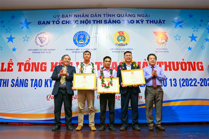 Đại diện BSR (thứ 2 từ phải sang) nhận Bằng khen giải Nhất tại Hội thi Sáng tạo Kỹ thuật tỉnh Quảng Ngãi