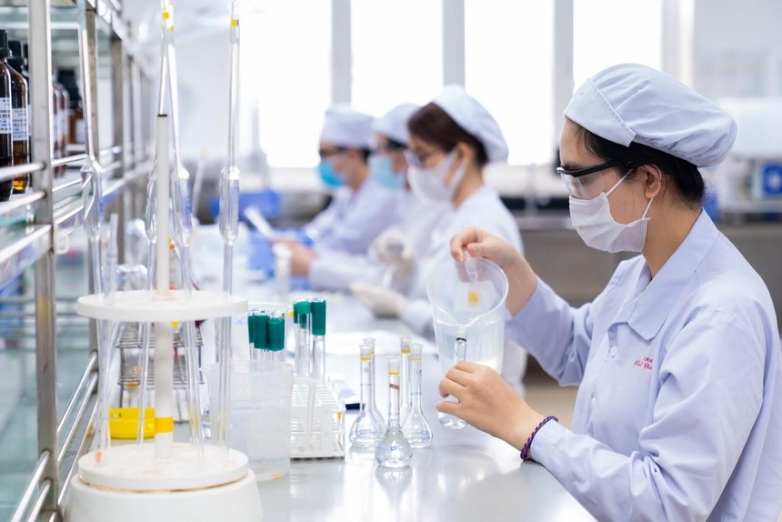 Doanh nghiệp ngành dược báo lãi tăng mạnh khi chú trọng bán các sản phẩm công ty sản xuất.