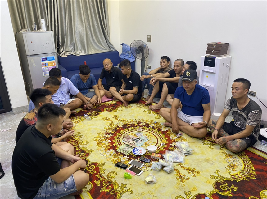 Các đối tượng tham gia đánh bạc dưới hình thức “xóc đĩa” bị Cảnh sát điều tra Công an tỉnh Hưng Yên phát hiện. (Nguồn: Bộ Công an) 