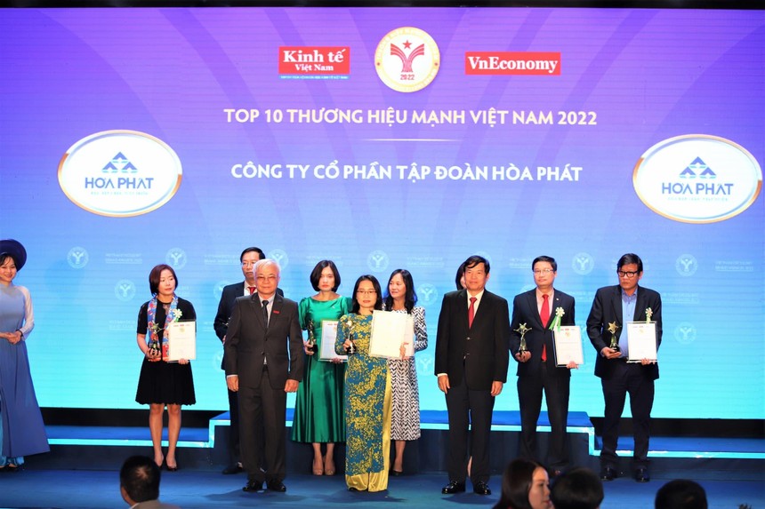 Bà Nguyễn Thị Thảo Nguyên, Phó tổng giám đốc Tập đoàn Hòa Phát lên nhận Top 10 Thương hiệu Mạnh Việt Nam.
