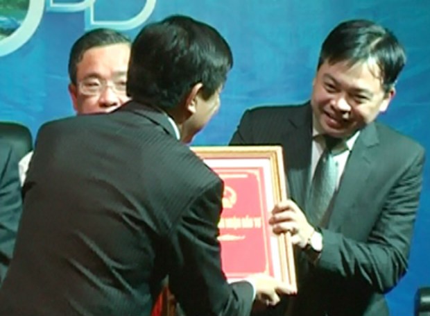 Tổng giám đốc FLC Doãn Văn Phương nhận giấy chứng nhận đầu tư