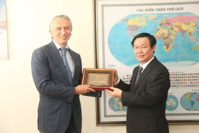 Thứ trưởng Bộ Năng lượng Nga tặng quà lưu niệm cho Trưởng Ban Kinh tế Trung ương Vương Đình Huệ