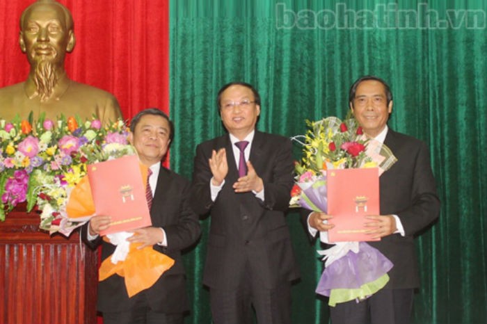 Ông Nguyễn Thanh Bình (bên phải) và ông Võ Kim Cự (bên trái) nhận quyết định của Bộ Chính trị. Nguồn: Báo Hà Tĩnh