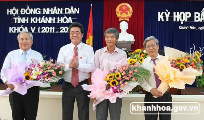 Ông Lê Thanh Quang - Bí thư Tỉnh ủy, Chủ tịch HĐND tỉnh Khánh Hòa (thứ 2 từ trái qua) tặng hoa cho các vị nhận nhiệm vụ mới