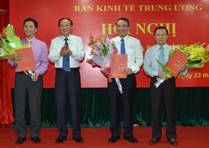 Ông Tô Huy Rứa trao Quyết định bổ nhiệm Phó Trưởng Ban Kinh tế TƯ cho các ông Trương Quang Nghĩa (thứ hai từ phải sang), Trần Văn Hiếu (ngoài cùng bên phải) và Trần Tuấn Anh (ngoài cùng bên trái). Ảnh: VGP
