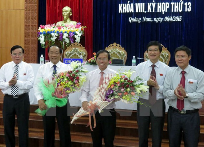Ông Đinh Văn Thu (thứ hai từ trái sang) được bầu giữ chức Chủ tịch UBND tỉnh Quảng Nam. Ảnh: TTXVN.