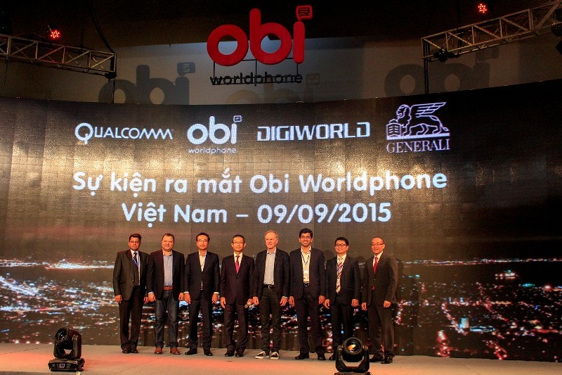 Lãnh đạo của Obi, Digiworld và Generali trong sự kiện ra mắt điện thoại Obi Worldphone tại Việt Nam