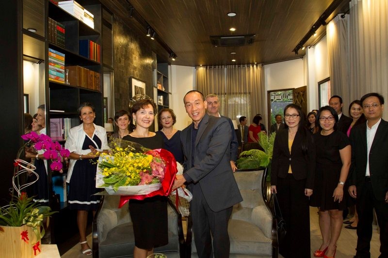 Ông Chung Bá Phương tặng hoa bà Cecilia Piccioni