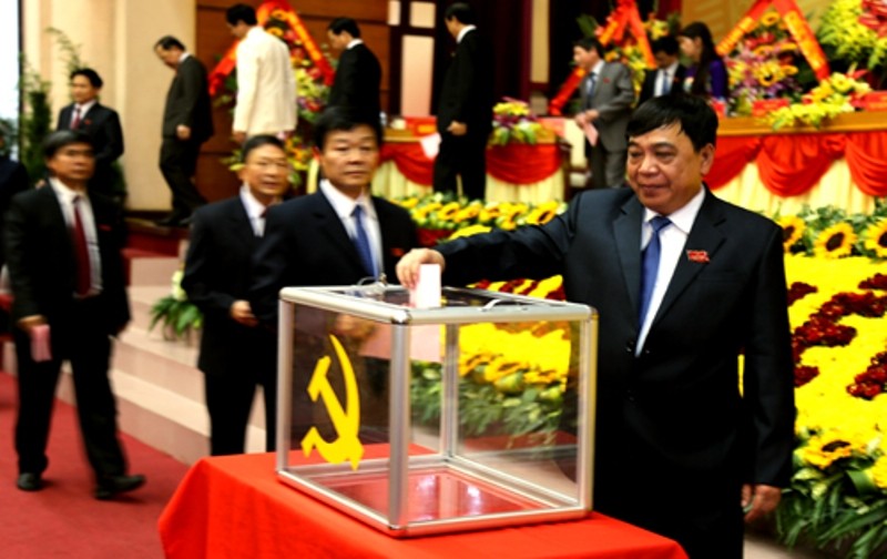 Các đại biểu tiến hành bầu Ban Chấp hành Đảng bộ tỉnh Lạng Sơn, nhiệm kỳ 2015-2020