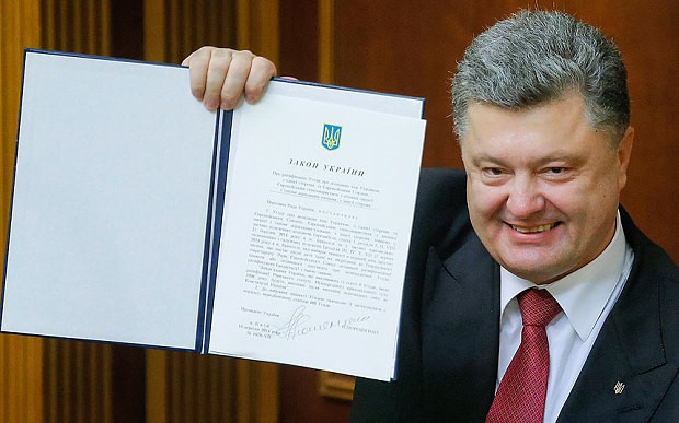 Ông Petro Poroshenko, Tổng thống thân phương Tây của Ukraine, trưng ra bản Hiệp định EU - Ukraine.