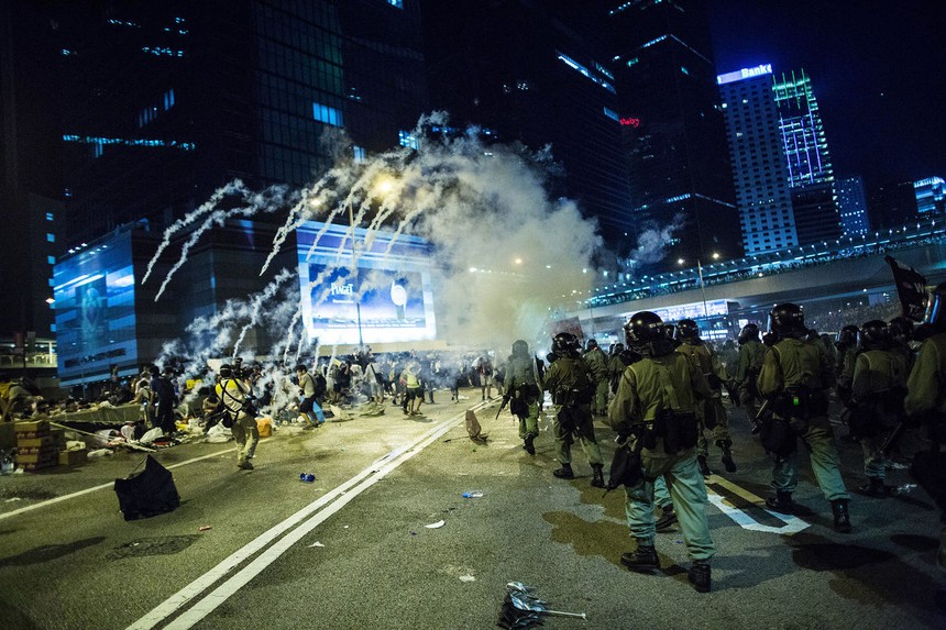 Chứng khoán, đô la Hồng Kông lao dốc sầm sập khi cảnh sát đàn áp người biểu tình