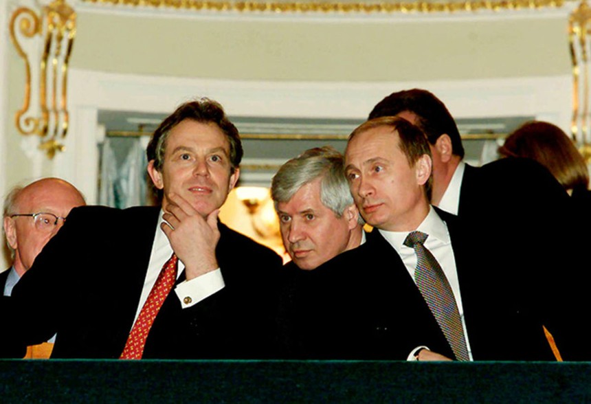 Thủ tướng Anh Tony Blair và Tổng thống Nga Vladimir Putin cùng xem nhạc kịch "Chiến tranh và Hòa bình" tại nhà hát Mariinsky ở St. Petersburg năm 2000