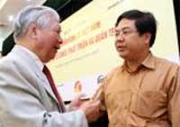 Ông Phạm Gia Túc - Tổng thư ký VCCI và ông Vũ Duy Thái - Chủ tịch Hiệp hội công thương TP Hà Nội tại hội thảo