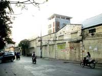 Khu Nhà máy cồn rượu tại 94 Lò Đúc (quận Hai Bà Trưng, HN) trải dài mặt tiền nhiều phố lớn như Lò Đúc, Nguyễn Công Trứ - niềm mơ ước của nhiều nhà đầu tư.