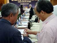 Nhiều Việt kiều tận dụng cơ hội gặp nhau để trao danh thiếp, bàn việc hợp tác tại Hội thảo về đóng góp của trí thức kiều bào cho nguồn nhân lực công nghệ cao TP HCM hôm 28/12.