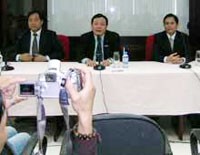 Tân chủ tịch HĐQT NH Phương Nam (giữa) trả lời báo chí.
