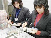Một lượng không nhỏ tiền đồng Việt Nam sẽ được tung ra để mua ngoại tệ