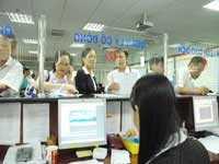 Các nhà đầu tư làm thủ tục giao dịch CP Eximbank (chưa niêm yết) tại CTCK Rồng Việt (TPHCM)
