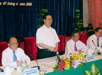 Thủ tướng Nguyễn Tấn Dũng vạch ra một loạt giải pháp đồng bộ và yêu cầu đồng thuận thực hiện. 