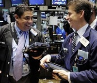 Trong hai ngày giao dịch gần đây, chỉ số Dow Jones đã tăng 11,8% trong khi chỉ số S&P 500 lên 13,2% - Ảnh: AP.