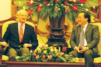 Phó thủ tướng Hoàng Trung Hải trao đổi với Giáo sư Michael Porter.