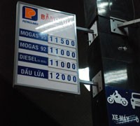 Sau 22 giờ ngày 9/2, giá bán dầu diesel niêm yết của Petrolimex vẫn giữ nguyên ở mức 11.000 đồng/lít.